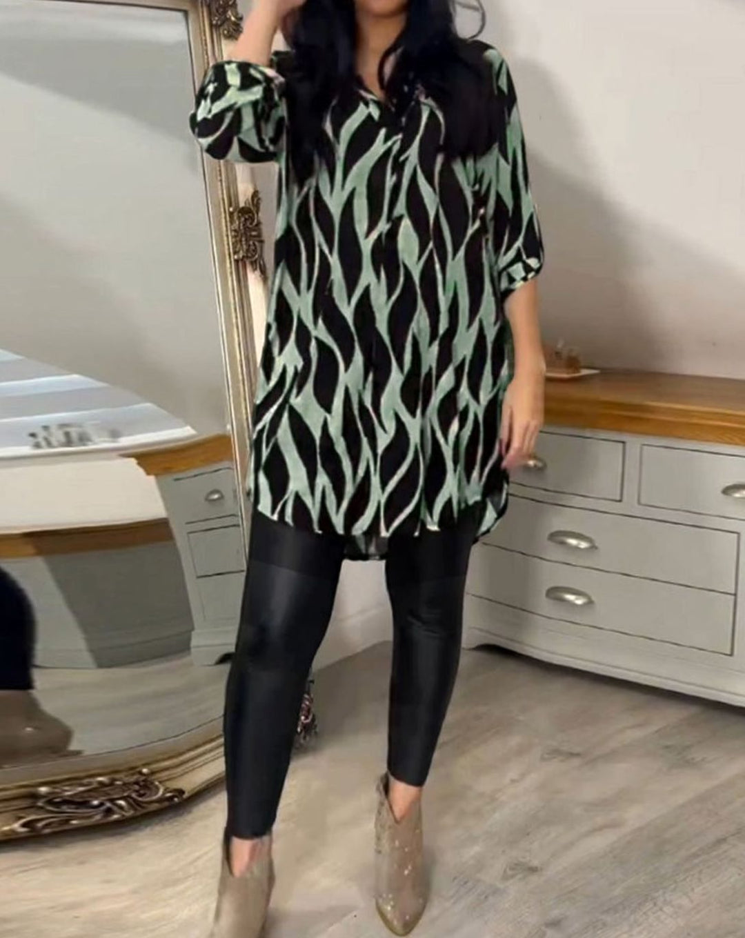 Women's Relaxed-Fit Abstract Print V-Neck Longline Blouse - Green
