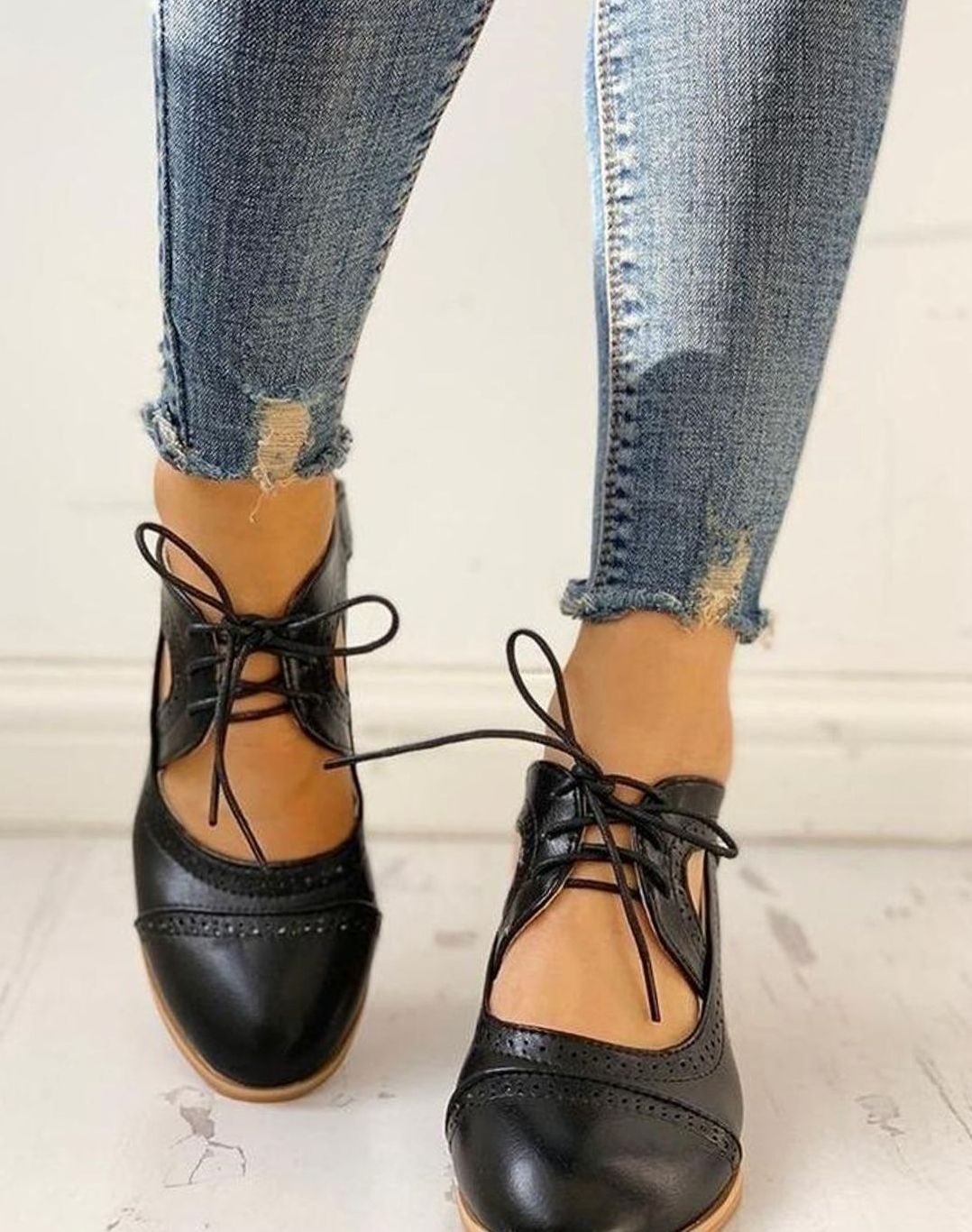 Women's Vintage Brogue Lace-Up Block Heel Cutout Pumps